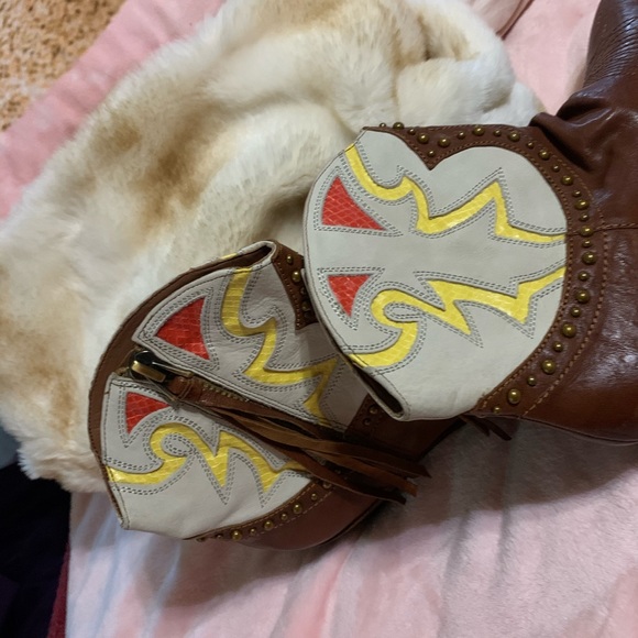 Boots - Picture 3 of 7